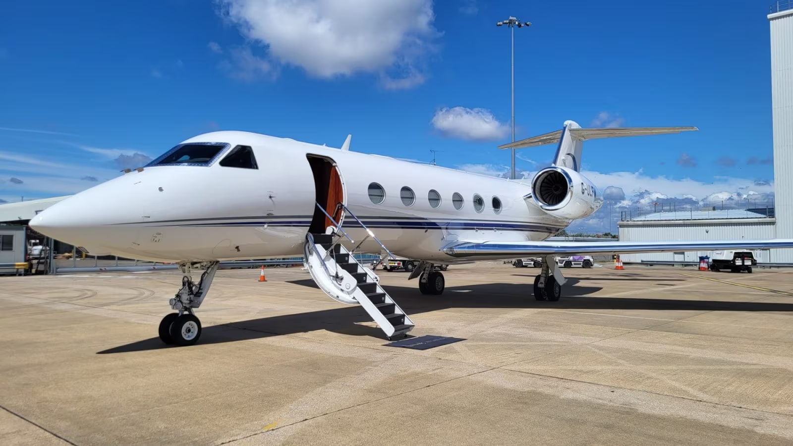 Gulfstream G450 Private Jet &ndash; Guide to Large Jet Aircraft